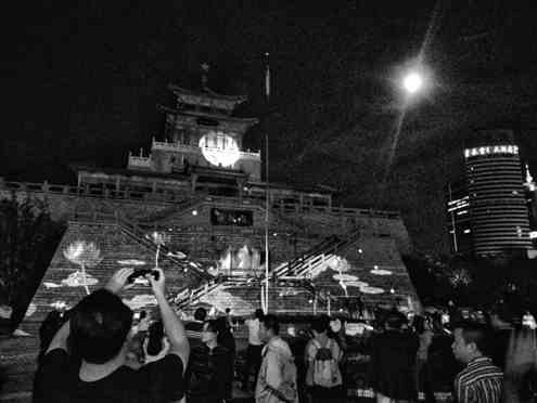 昨晚，中秋团圆夜，省城市民在解放阁附近赏月